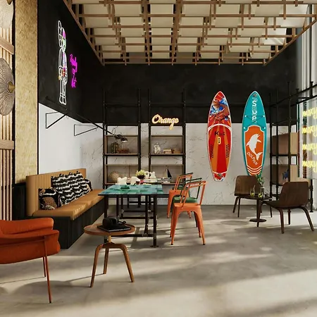 Moxy Nice-2